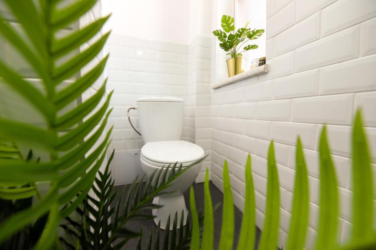 Cozy 1Br Escape - Apartment With Charming Balcony Near Universitate Bucareste Exterior foto